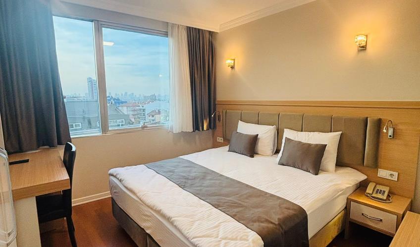 En fazla 3 yetişkin + 1 çocuk + 1 bebek (0-2 yaş) veya 2 yetişkin + 1 çocuk + 1 bebek (0-2 yaş).