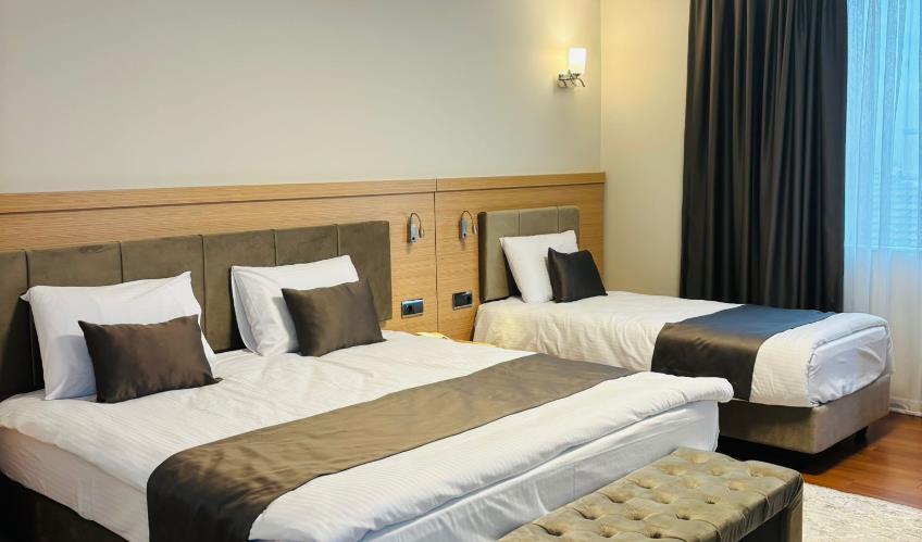 En fazla 3 yetişkin + 1 bebek (0-2 yaş) veya 2 yetişkin + 1 çocuk + 1 bebek (0-2 yaş).