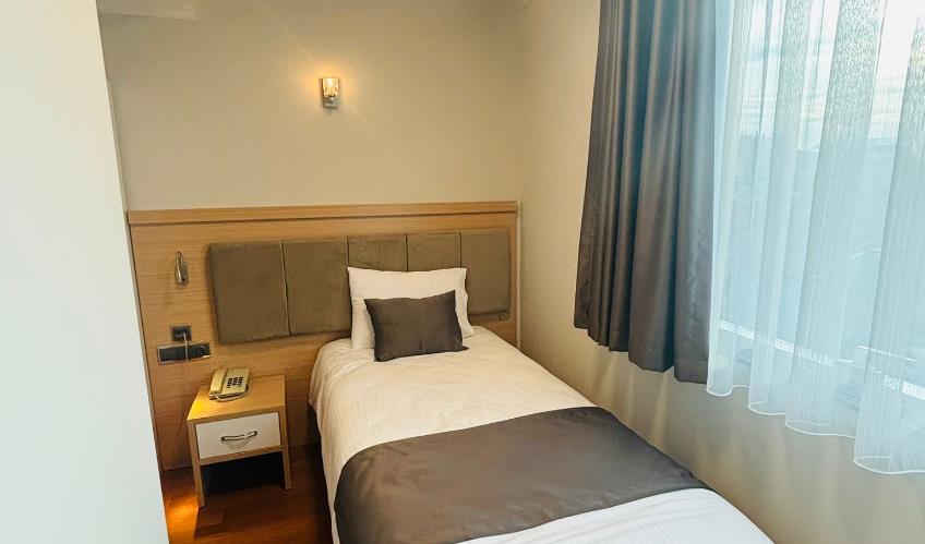 En fazla 1 yetişkin + 1 bebek (0-2 yaş).