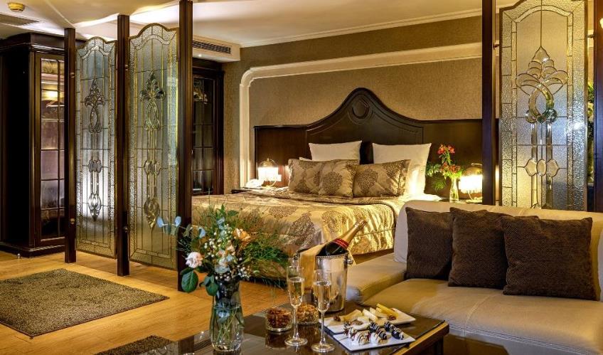 En fazla 3 yetişkin.