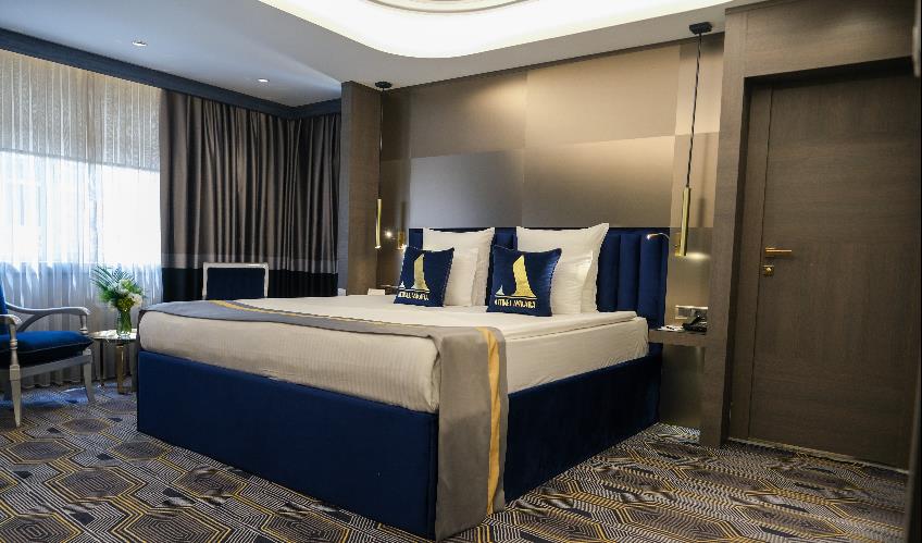 En fazla 3 yetişkin.