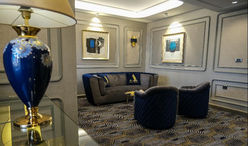 En fazla 3 yetişkin.