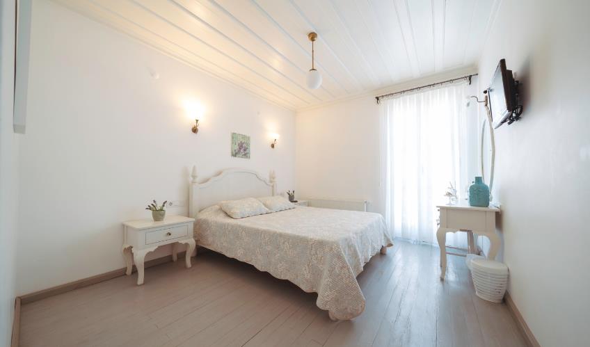 En fazla 2 yetişkin + 1 bebek (0-2 yaş).