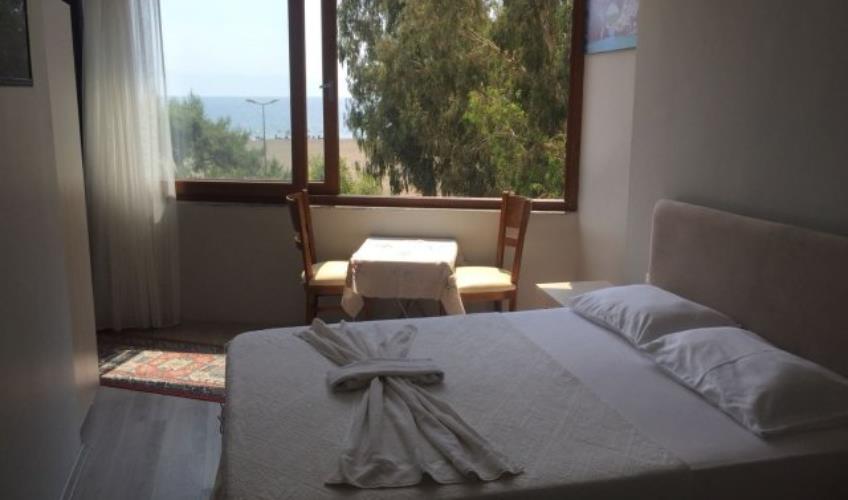 En fazla 2 yetişkin + 1 bebek (0-2 yaş).