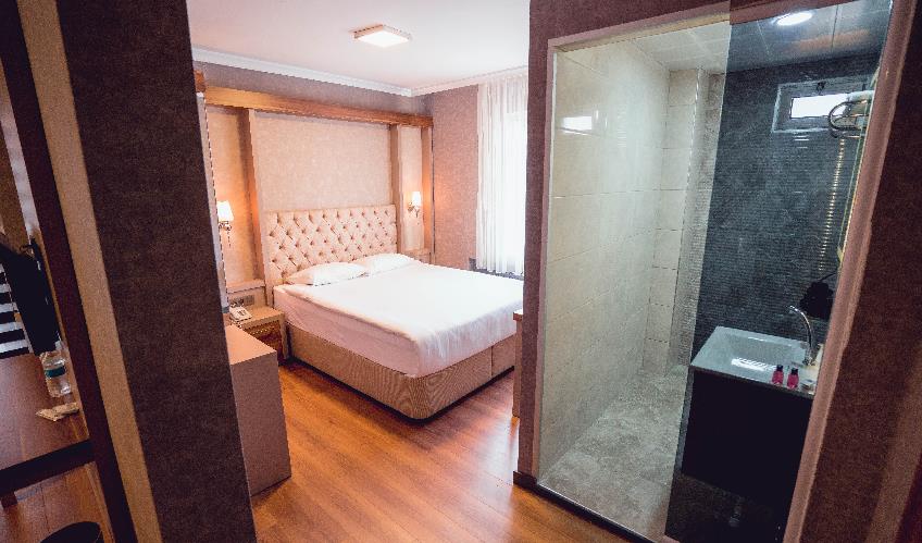 En fazla 2 yetişkin + 1 bebek (0-2 yaş) veya 1 yetişkin + 1 çocuk + 1 bebek (0-2 yaş).