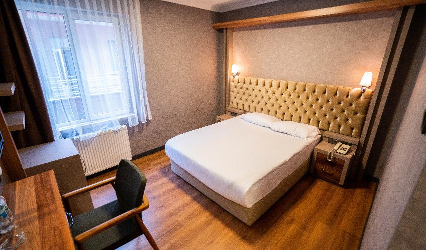 En fazla 2 yetişkin + 1 bebek (0-2 yaş) veya 1 yetişkin + 1 çocuk + 1 bebek (0-2 yaş).