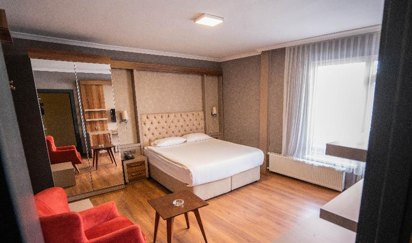 En fazla 1 yetişkin + 1 bebek (0-2 yaş).