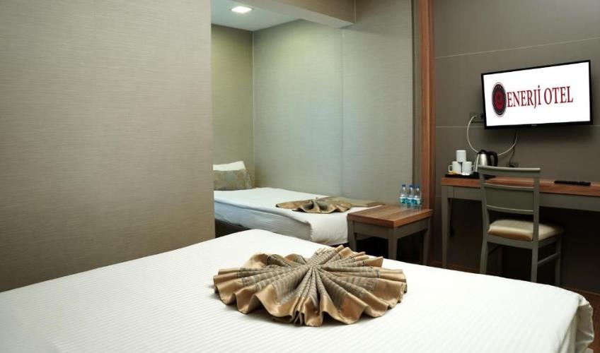 En fazla 3 yetişkin.