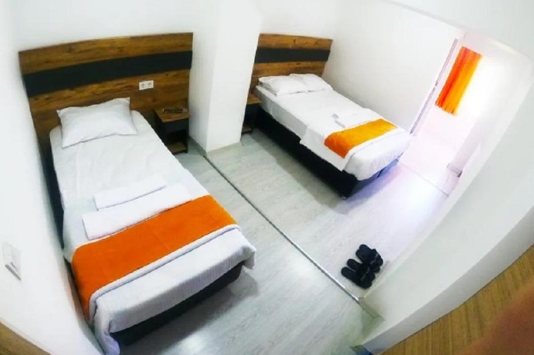 En az 3 yetişkin, En fazla 3 yetişkin.