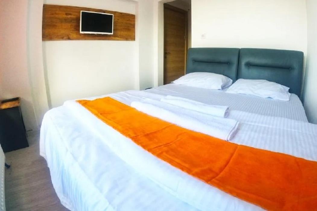 En fazla 2 yetişkin.