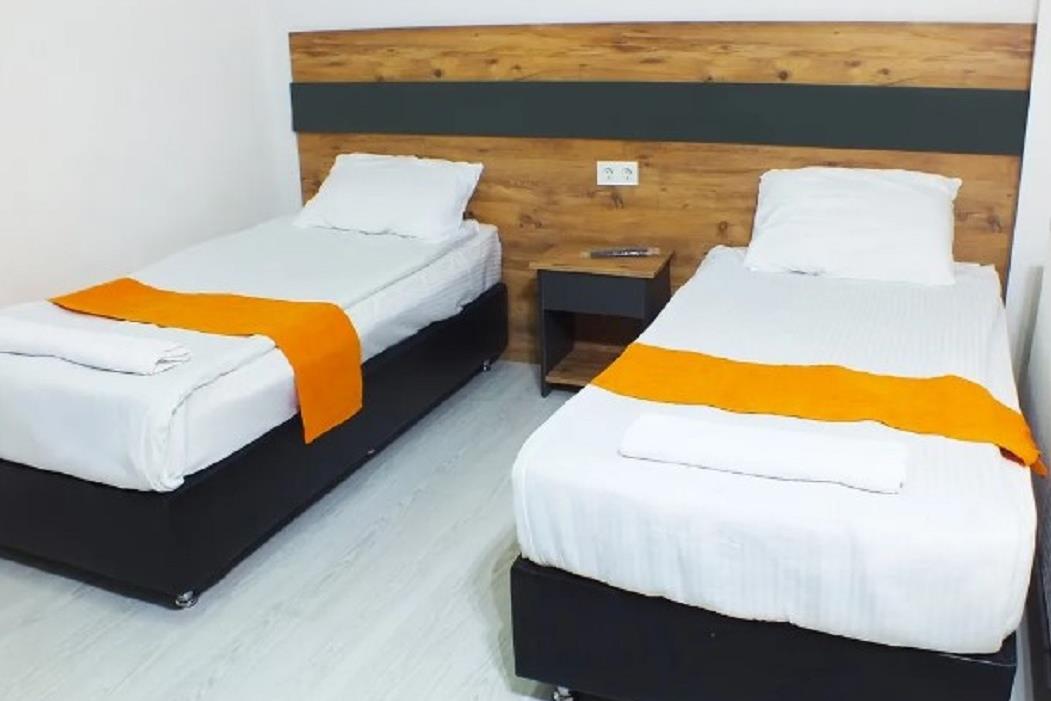 En fazla 2 yetişkin.