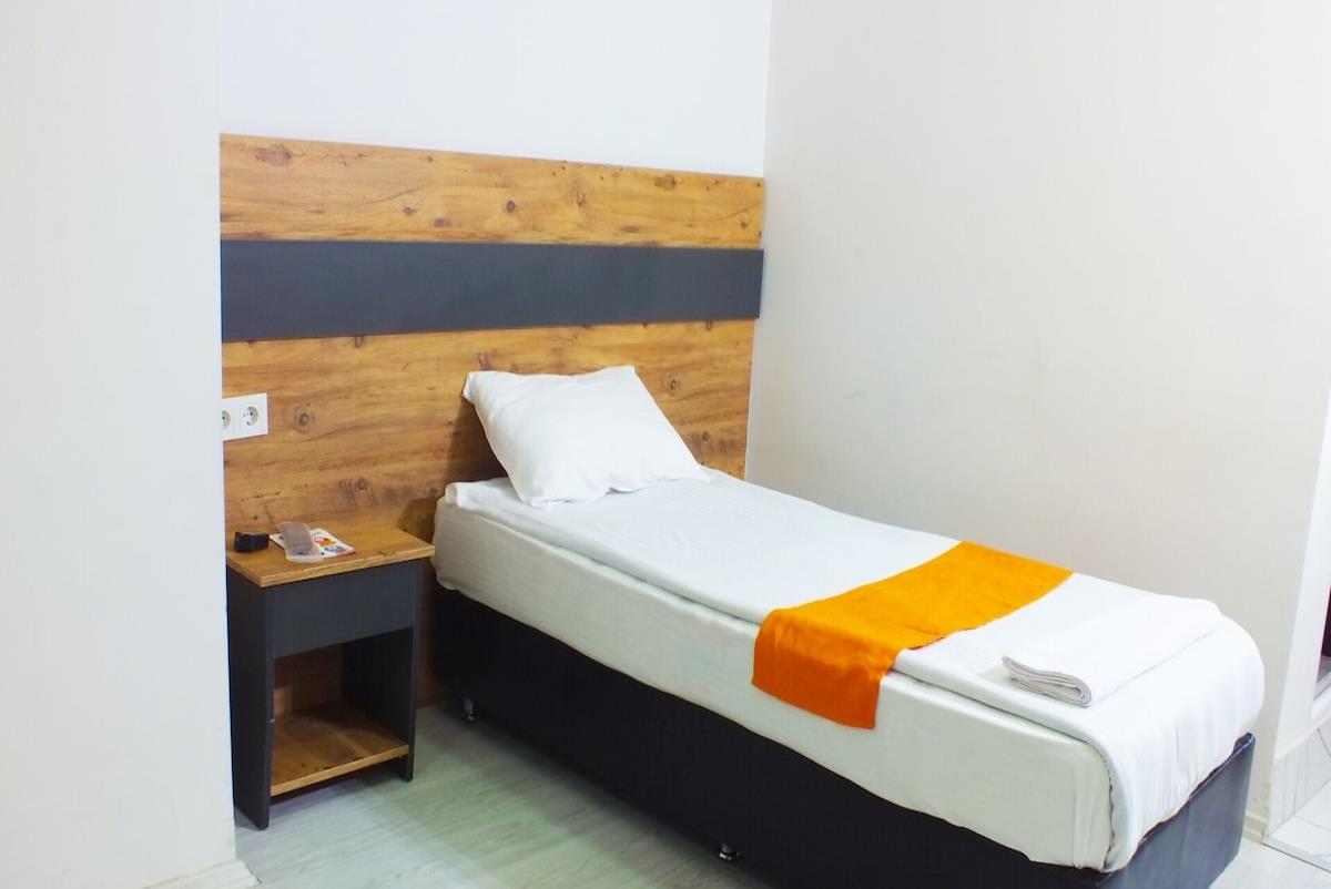 En fazla 2 yetişkin.