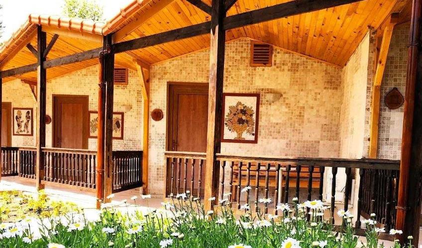 En fazla 3 yetişkin + 1 çocuk veya 2 yetişkin + 2 çocuk.