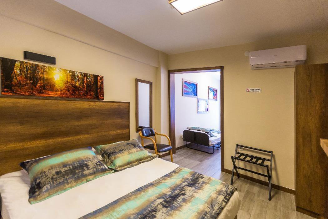 En fazla 2 yetişkin + 1 çocuk veya 1 yetişkin + 2 çocuk.