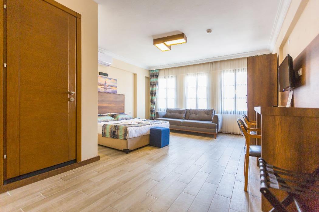 En fazla 2 yetişkin + 1 çocuk + 1 bebek (0-2 yaş) veya 1 yetişkin + 2 çocuk + 1 bebek (0-2 yaş).