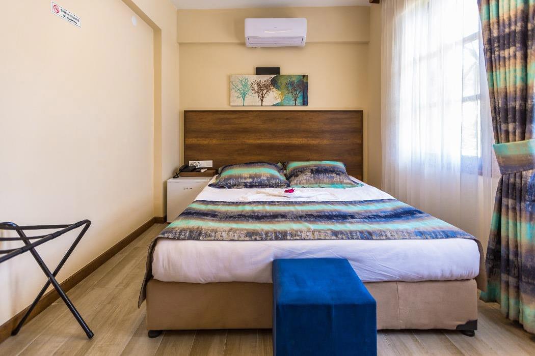 En fazla 2 yetişkin veya 1 yetişkin + 1 çocuk.