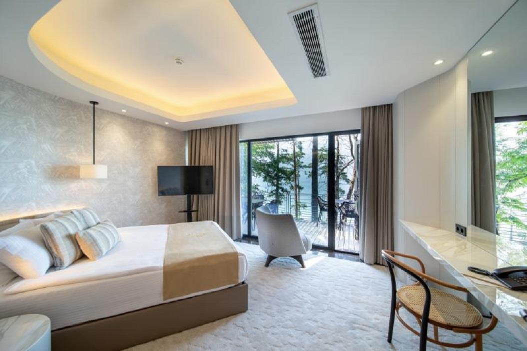 En fazla 4 yetişkin veya 3 yetişkin + 1 çocuk.