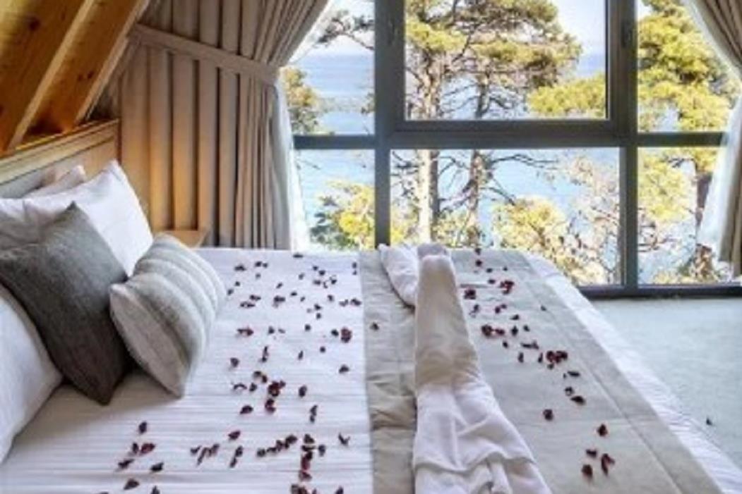 En fazla 4 yetişkin veya 3 yetişkin + 1 çocuk.