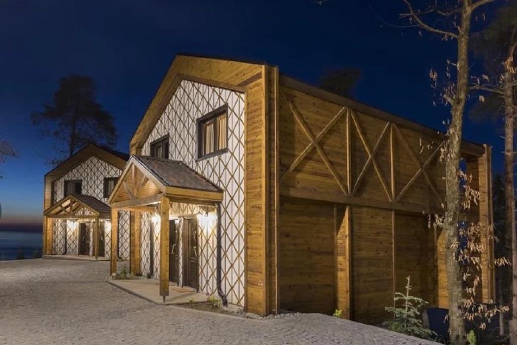 En fazla 4 yetişkin veya 3 yetişkin + 1 çocuk.