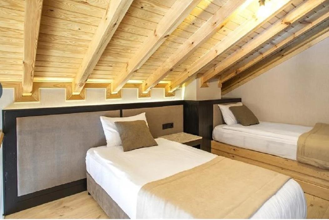 En fazla 4 yetişkin veya 3 yetişkin + 1 çocuk.