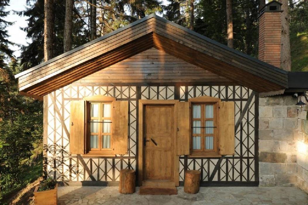 En fazla 4 yetişkin veya 3 yetişkin + 1 çocuk.