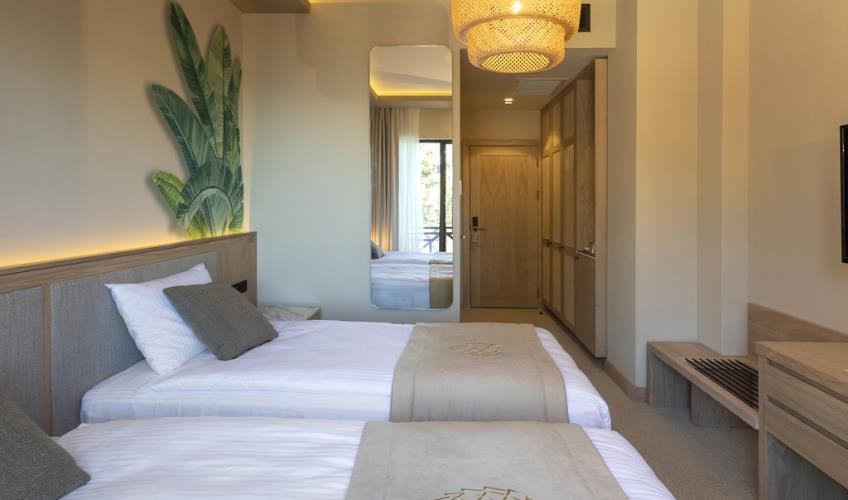 En fazla 2 yetişkin veya 1 yetişkin + 1 çocuk.