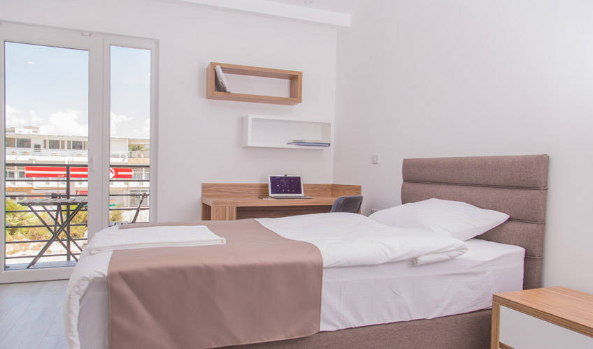 En fazla 2 yetişkin.