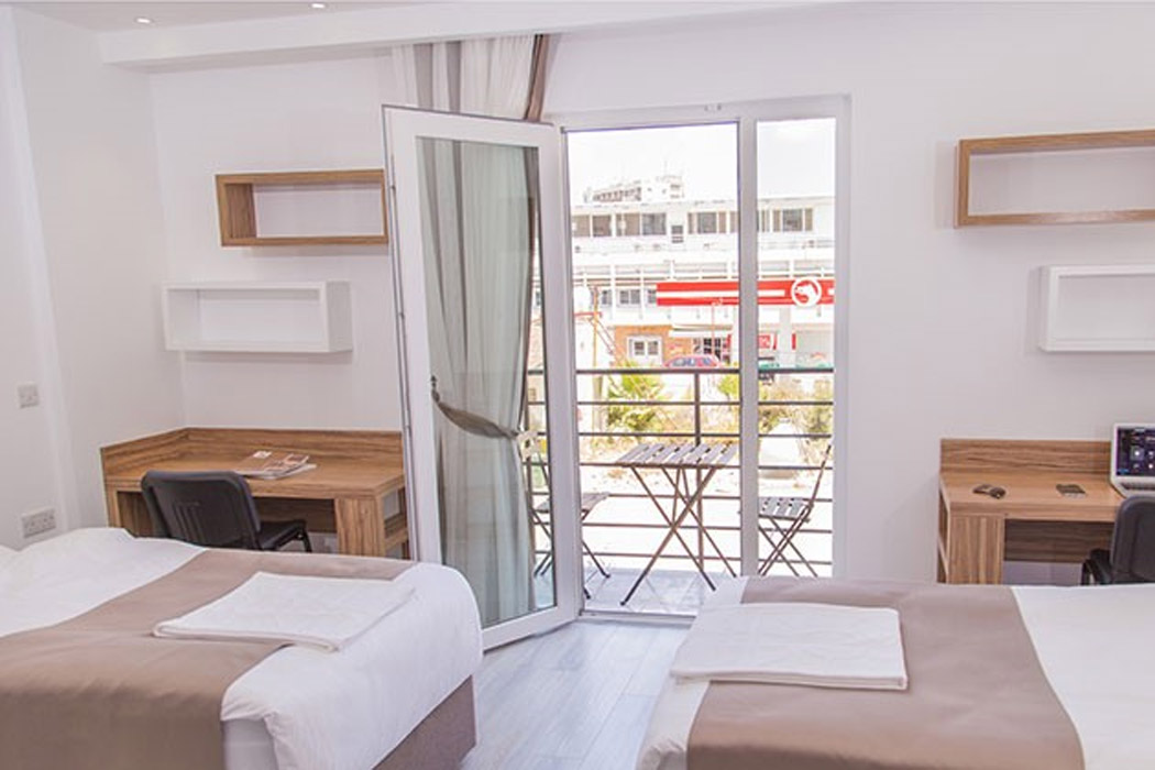 En fazla 2 yetişkin.