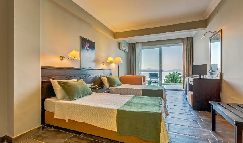 En fazla 3 yetişkin.