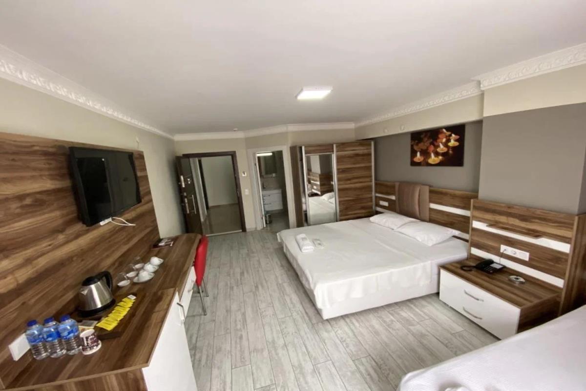 En fazla 3 yetişkin + 1 bebek (0-2 yaş) veya 2 yetişkin + 1 çocuk + 1 bebek (0-2 yaş).