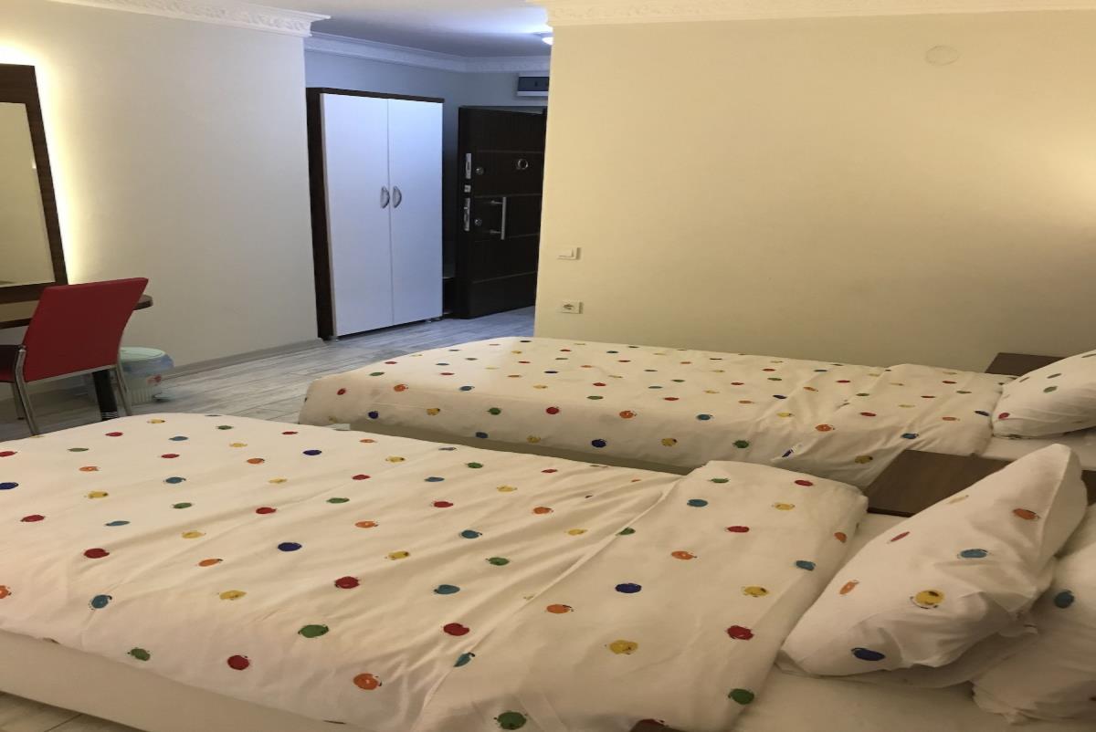 En fazla 2 yetişkin veya 1 yetişkin + 1 çocuk.