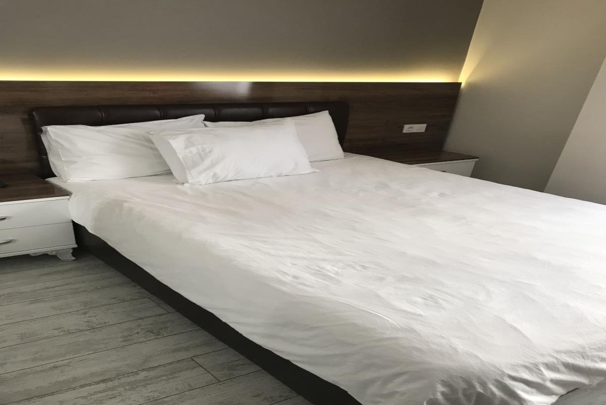 En fazla 1 yetişkin + 1 bebek (0-2 yaş).