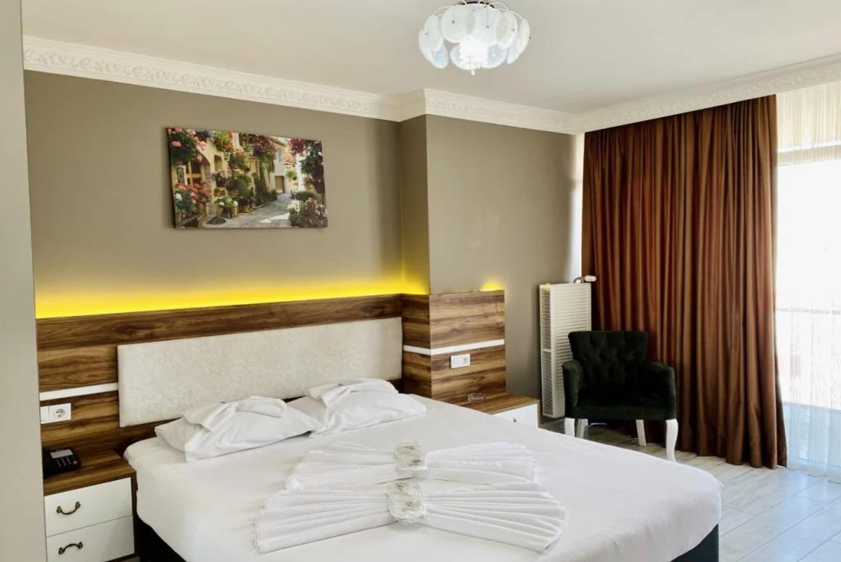 En fazla 2 yetişkin + 1 bebek (0-2 yaş) veya 1 yetişkin + 1 çocuk + 1 bebek (0-2 yaş).