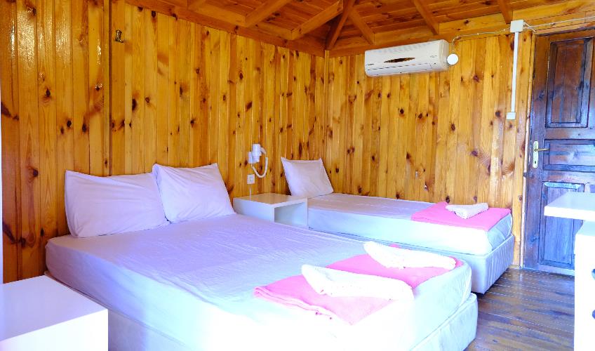 En fazla 3 yetişkin + 1 bebek (0-2 yaş) veya 2 yetişkin + 1 çocuk + 1 bebek (0-2 yaş).