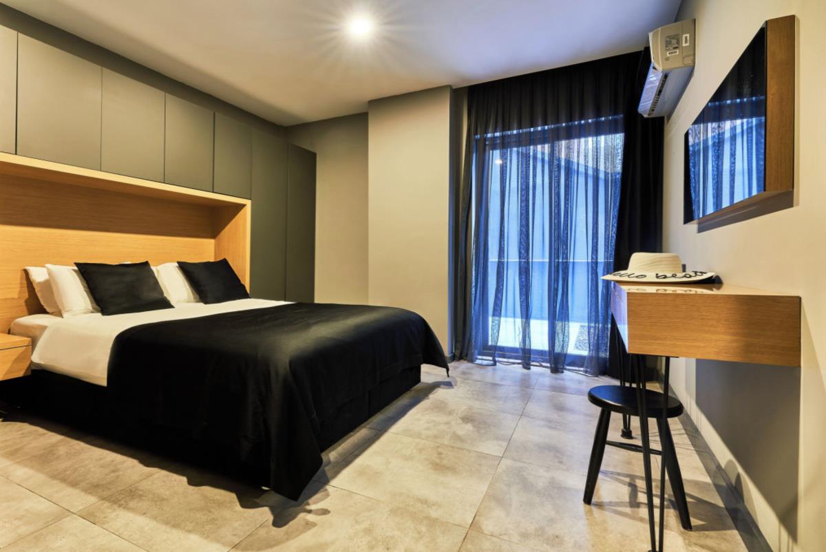 En fazla 3 yetişkin + 1 bebek (0-2 yaş).