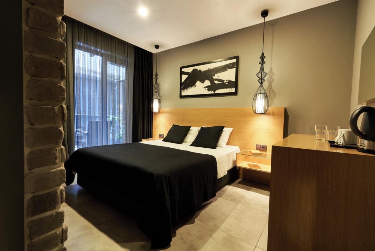 En fazla 3 yetişkin + 1 bebek (0-2 yaş).