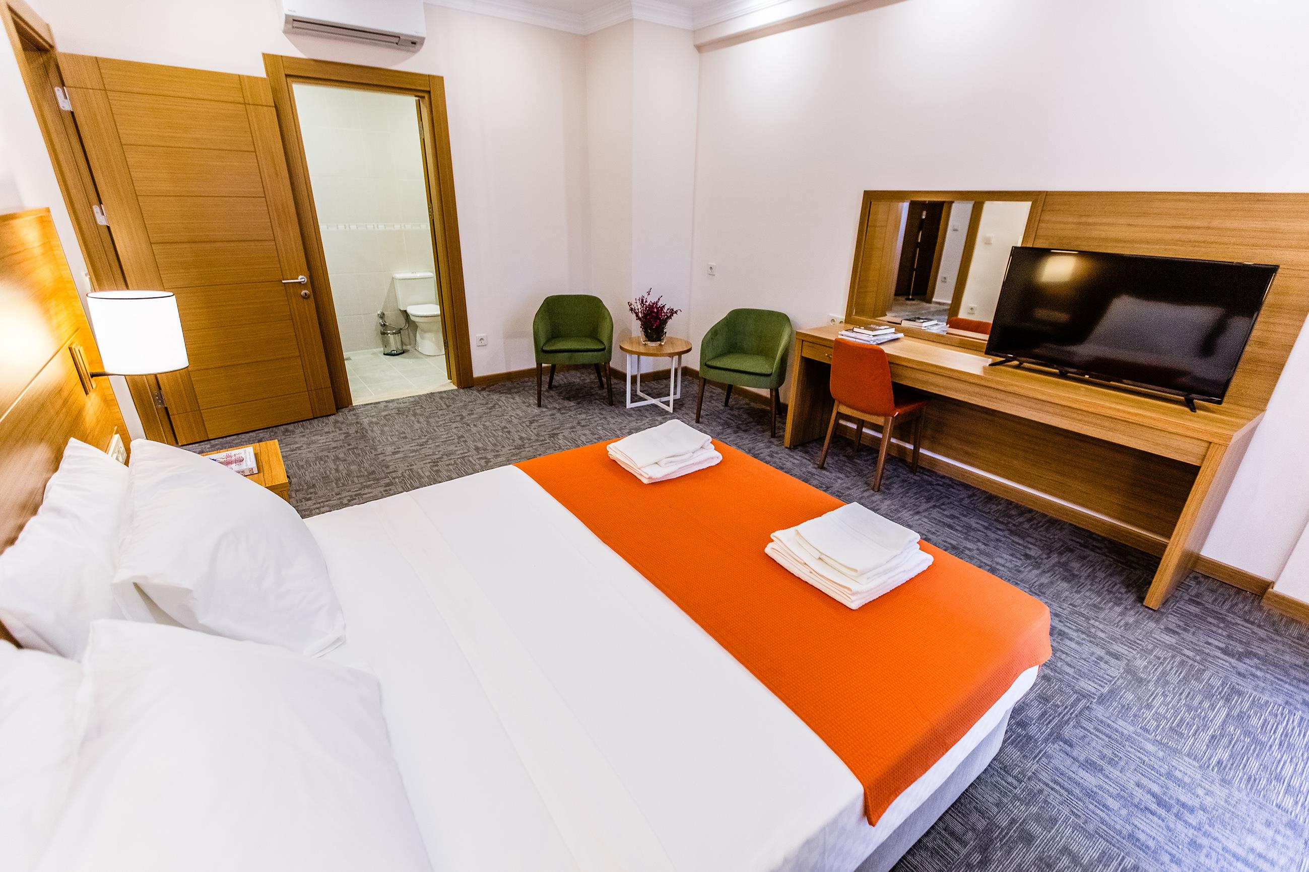 En az 2 yetişkin, En fazla 3 yetişkin + 1 çocuk veya 2 yetişkin + 2 çocuk.