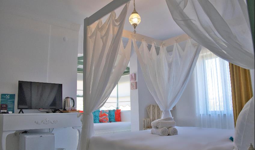 En fazla 4 yetişkin veya 3 yetişkin + 1 çocuk.