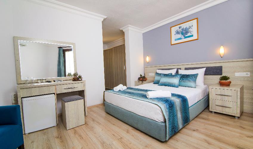 En fazla 2 yetişkin + 1 bebek (0-2 yaş).