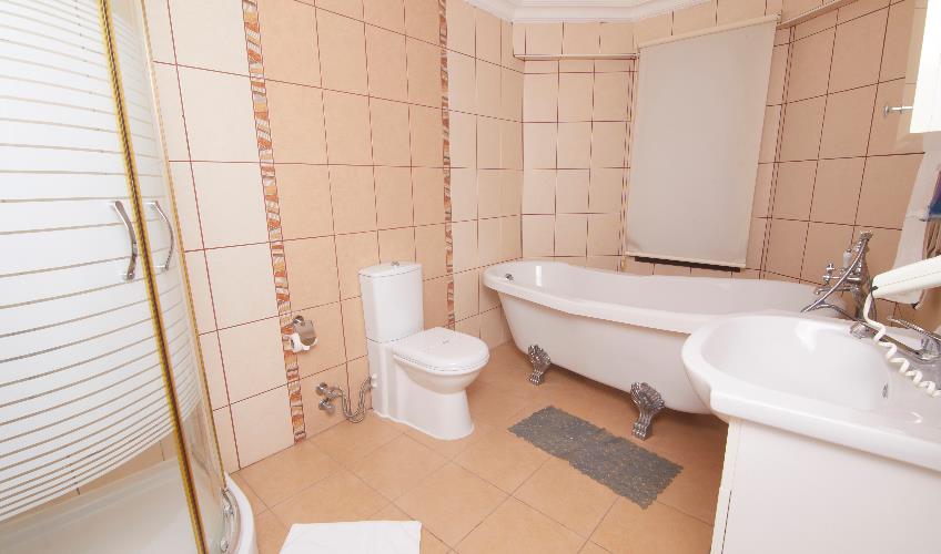 En fazla 3 yetişkin + 1 bebek (0-2 yaş).