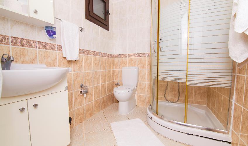 En fazla 4 yetişkin + 1 bebek (0-2 yaş).