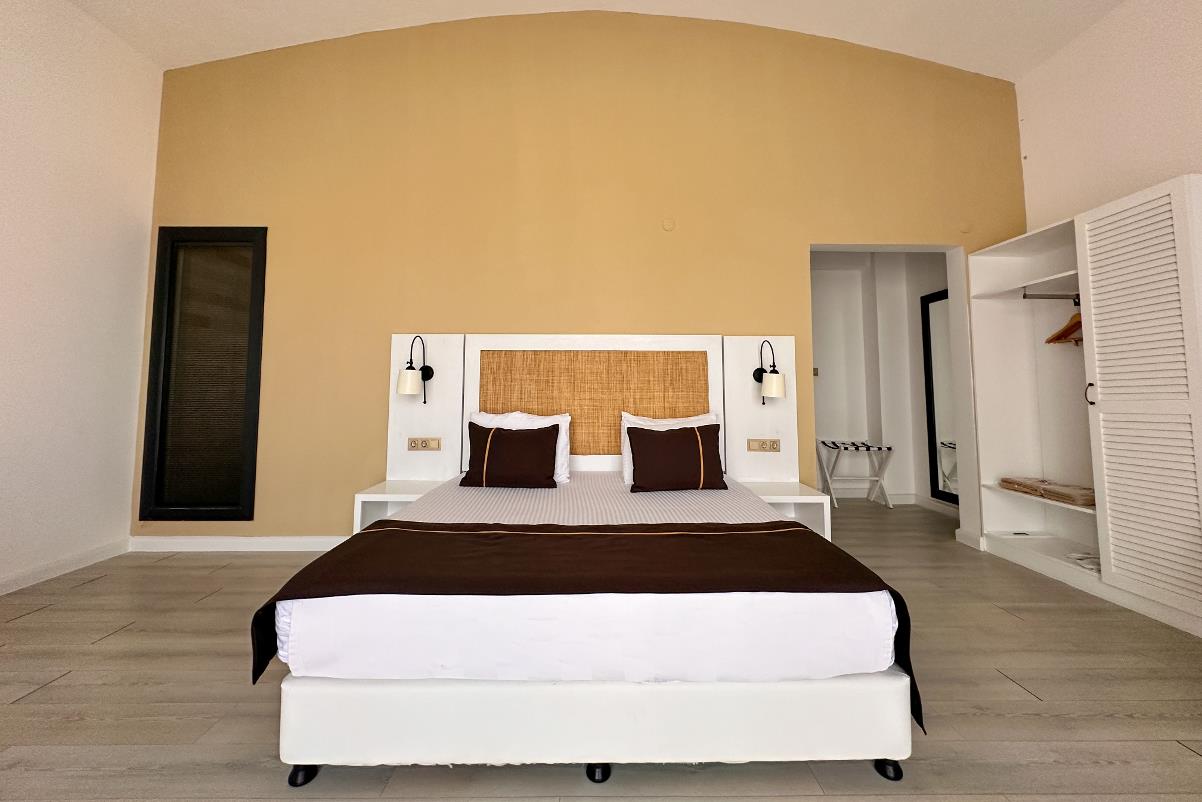 En fazla 3 yetişkin veya 2 yetişkin + 1 çocuk.