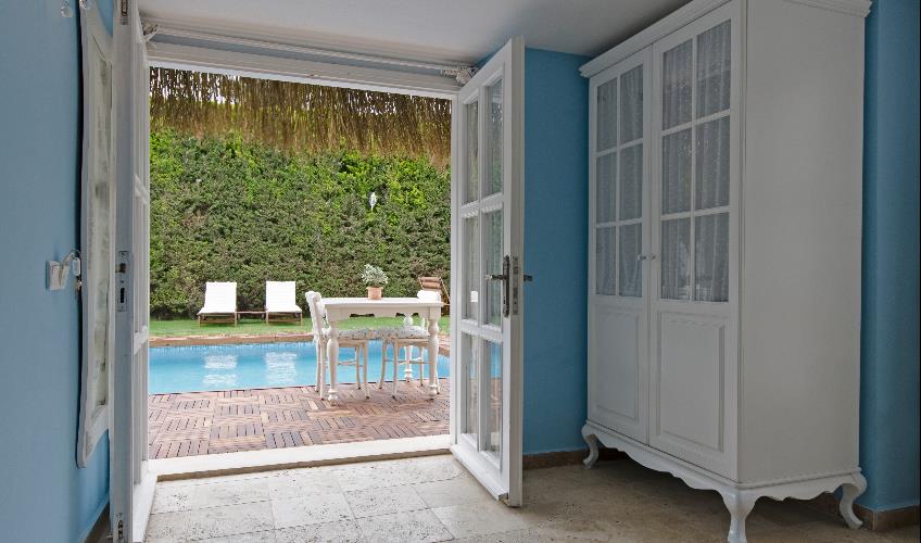 En fazla 3 yetişkin + 1 bebek (0-2 yaş).