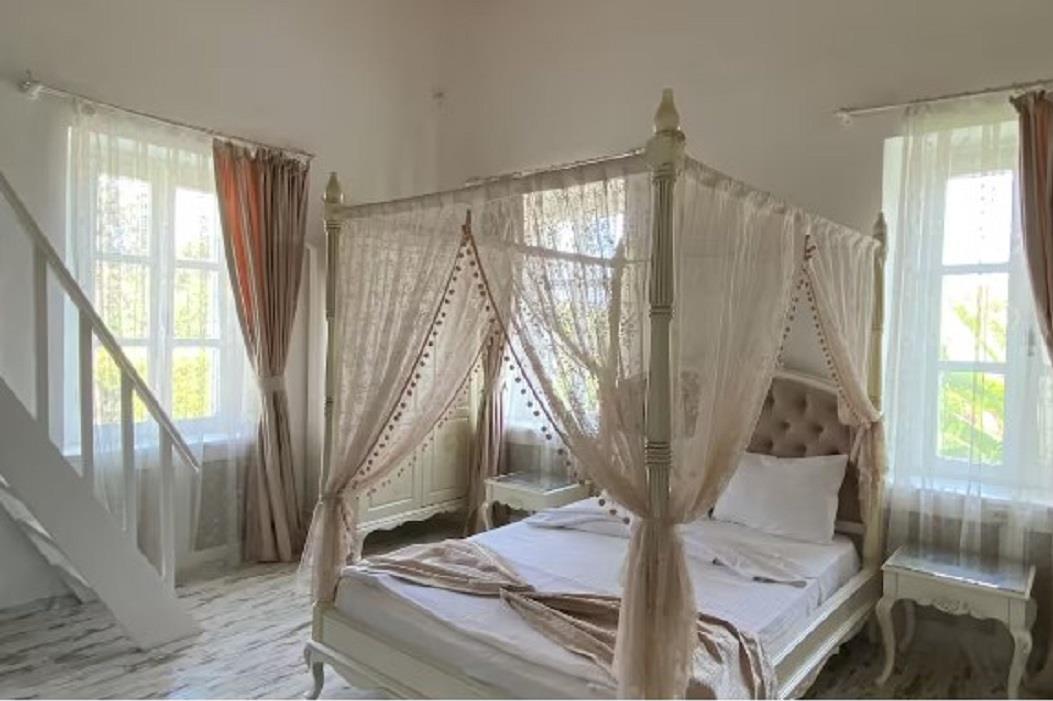 En fazla 4 yetişkin + 1 bebek (0-2 yaş).