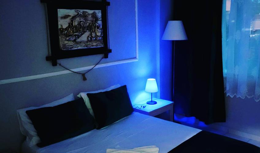 En fazla 2 yetişkin + 1 bebek (0-2 yaş).