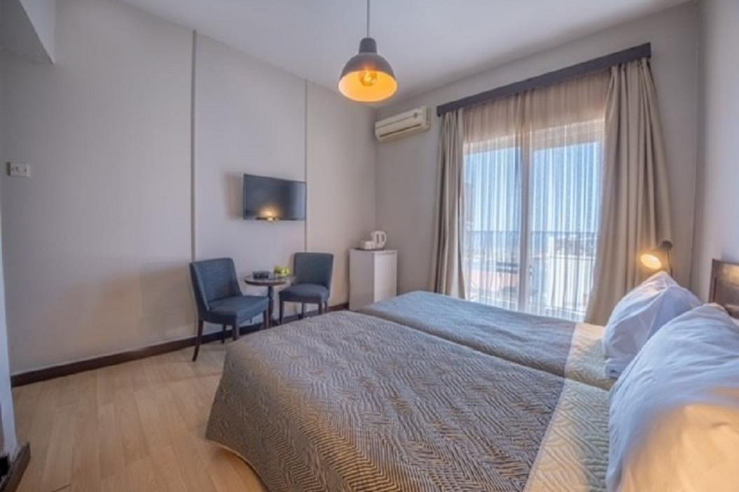 En fazla 3 yetişkin veya 2 yetişkin + 1 çocuk.