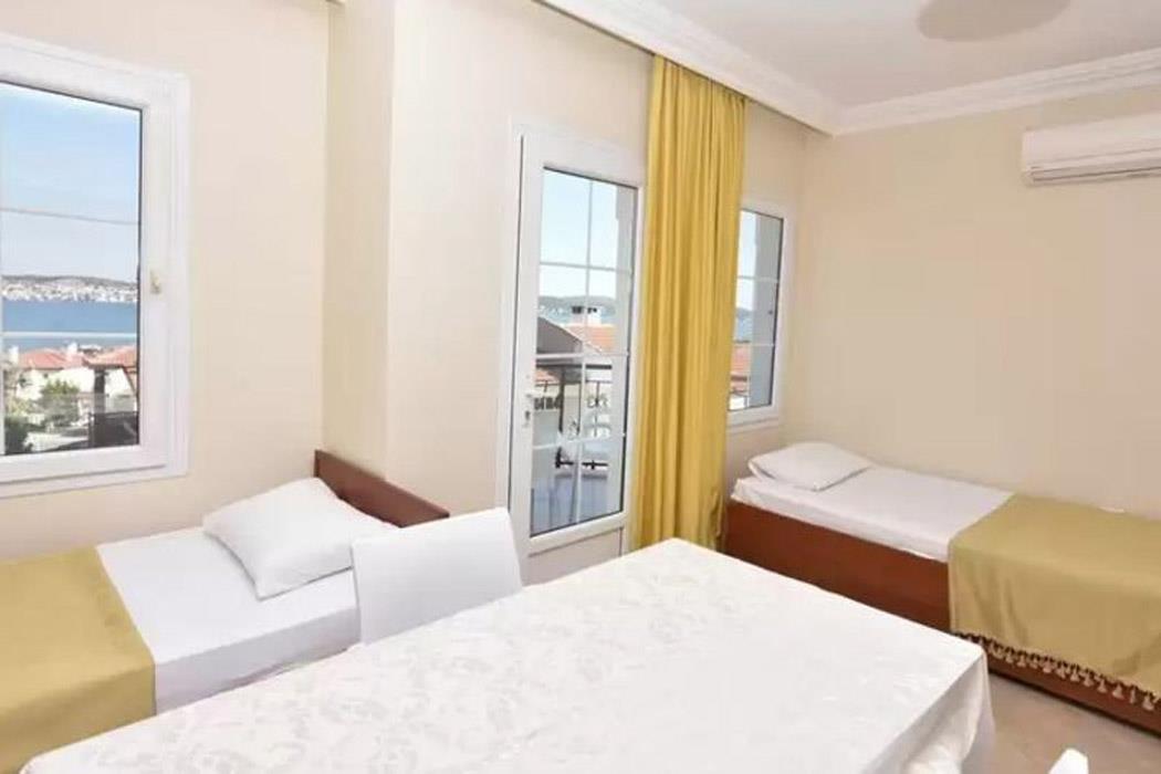 En fazla 3 yetişkin.