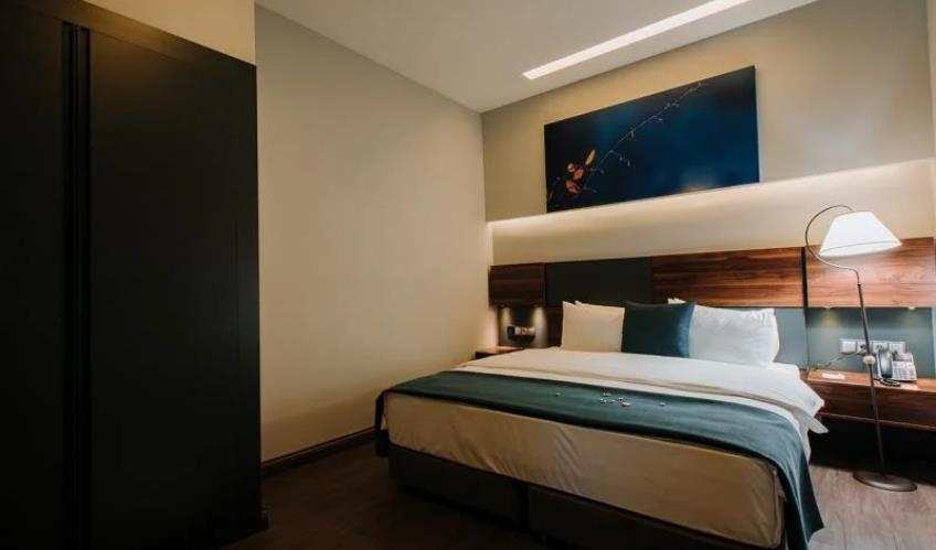 En fazla 3 yetişkin.