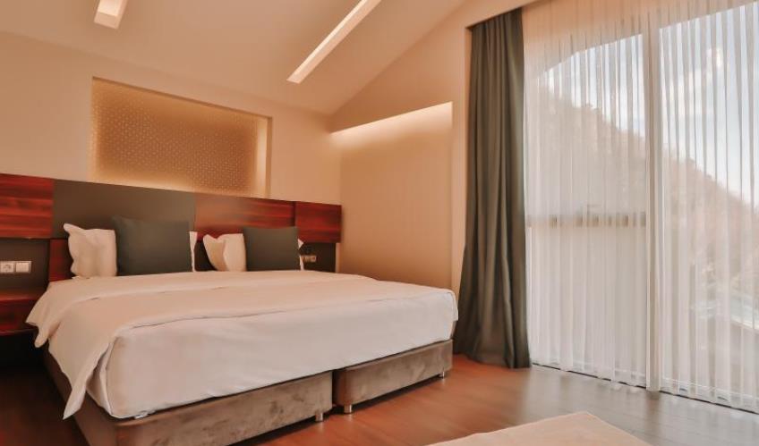 En fazla 2 yetişkin.