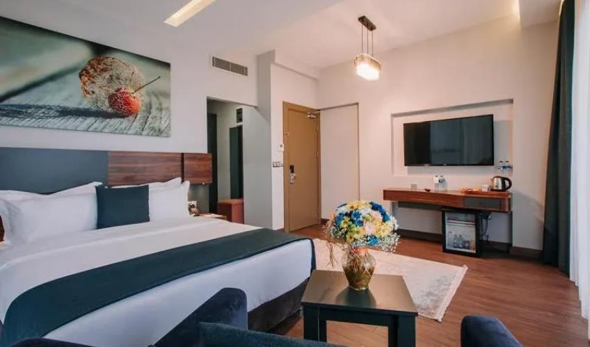 En fazla 2 yetişkin veya 1 yetişkin + 1 çocuk.